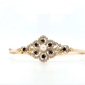 14K Yellow Gold Hinged Bangle w/ 4mm Pearl Centre & 8 Garnets