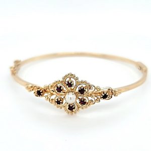 14K Yellow Gold Hinged Bangle w/ 4mm Pearl Centre & 8 Garnets